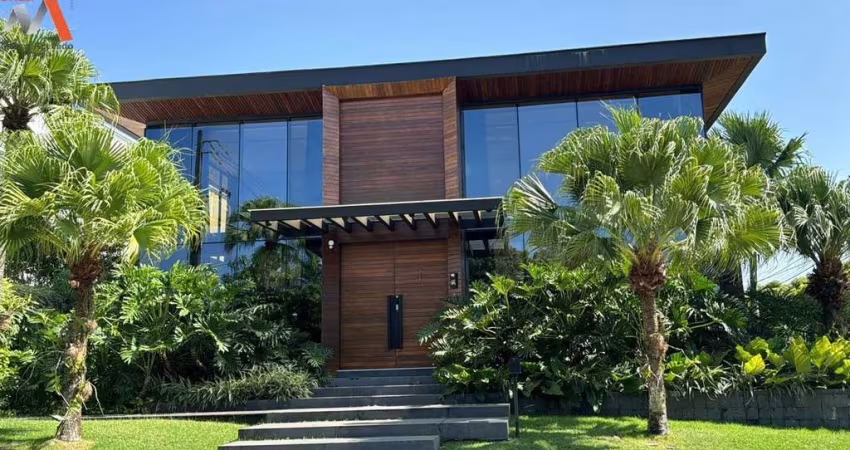 -COP 30 - CASA DE 3 PAVIMENTOS COM 4 SUÍTES NO CONDOMÍNIO ÁGUA CRISTAL! -ÁREA PRIVATIVA: 1.000M². -05 VAGAS DE GARAGEM
