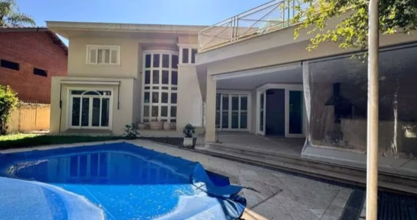 LINDA CASA NO RESIDENCIAL 3 PARA LOCAÇÃO COM 6 QUARTOS E 6 VAGAS DE GARAGEM