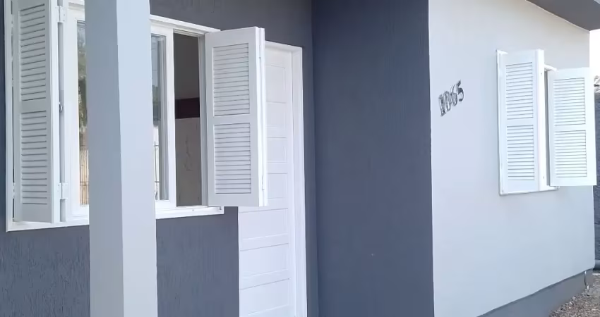 Casa 3 dormitórios com pátio.