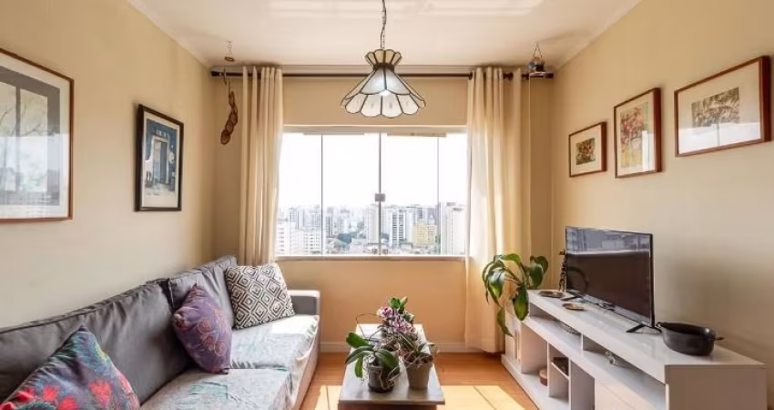 Apartamento em andar alto, reformado.