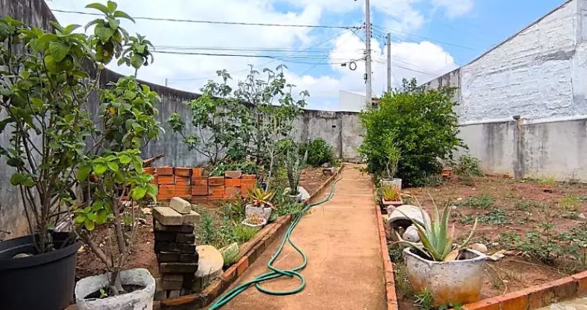 Casa térrea em terreno inteiro, quintal com espaço para construção de mais um imóvel  .