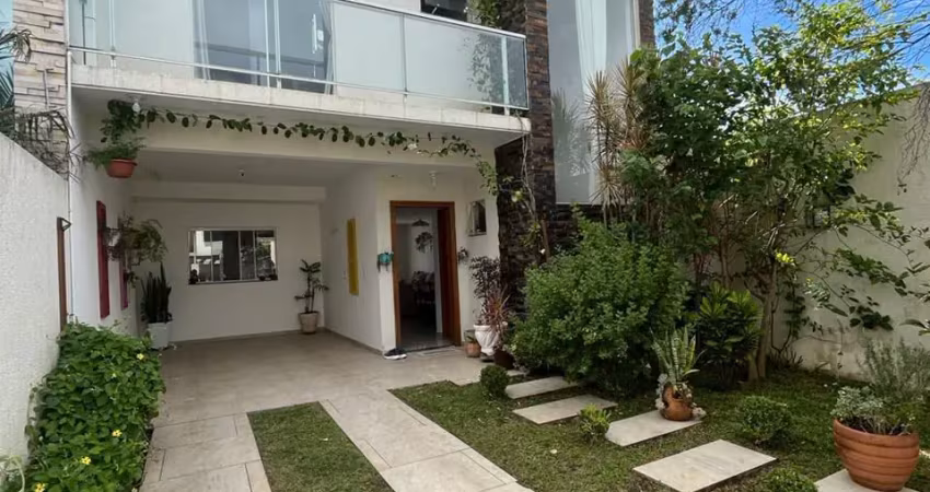 SOBRADO NO JARDIM CARVALHO COM AMPLO TERRENO