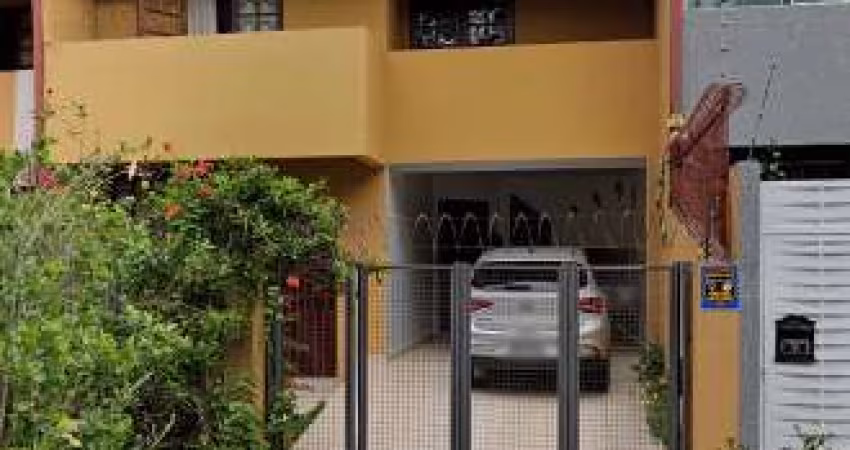 Sobrado 3 quartos, suíte, lareira, espaço gourmet com churrasqueira no Seminário