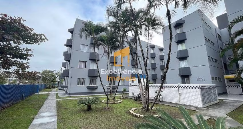 Apartamento em condomínio com piscina
