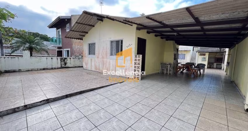 Casa individual com quitinete nos fundos