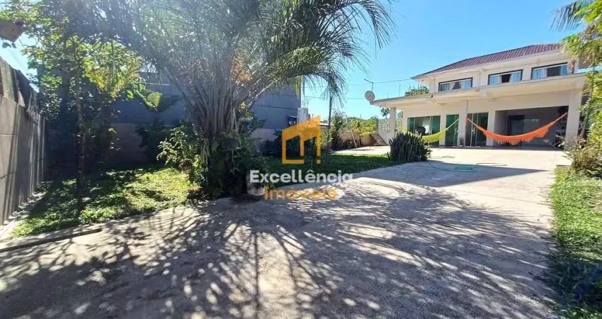 Sobrado com amplo espaço de terreno próximo ao mar