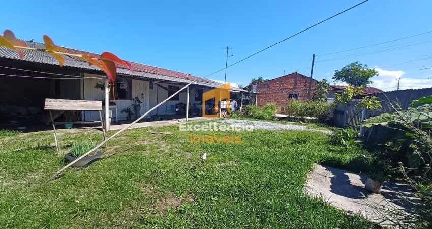 Casa com espaço de terreno no litoral.