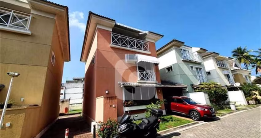 Aconchegante casa em condomínio fechado à 300m da praia!