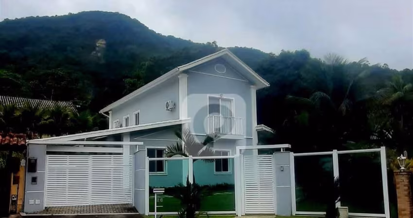 Maravilhosa Casa com Piscina no Pé da Montanha