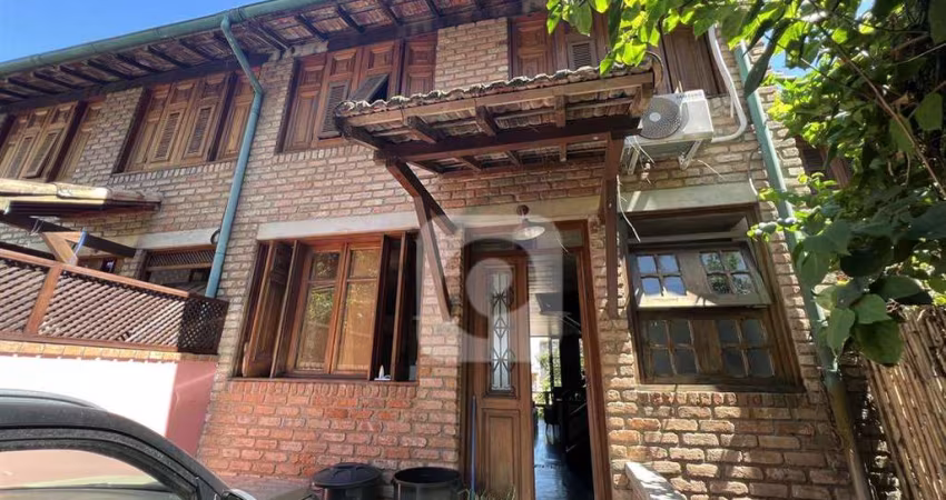 Casa Tríplex Geminada de 182m² com 2 quartos Soto– Rústico &amp; Moderno em Harmonia