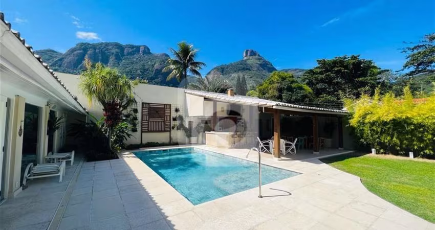 Casa no Itanhangá  600m² de Terreno e 480m² Construídos  Condomínio Fechado com Segurança 24h