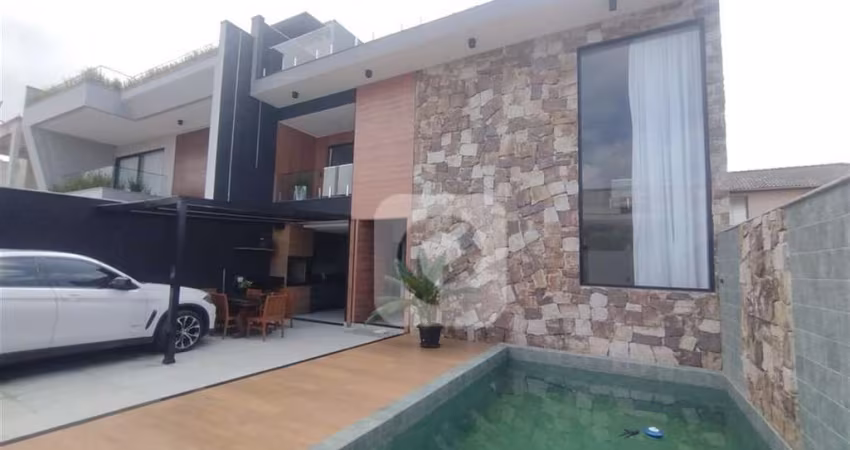 Casa tríplex Porteira fechada 4 Suítes e Closet armários planejados  Piscina a venda