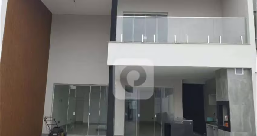 Casa tríplex condomínio fechado 4 suítes com closet piscina churrasqueira a venda