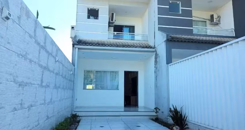 Casa com 2 dormitórios à venda, 140 m² por R$ 500.000,00 - Vila Capri - Araruama/RJ