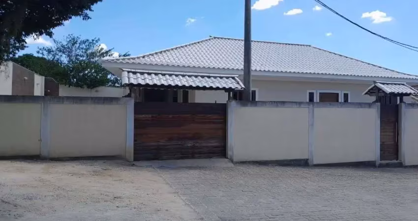 Casa com 3 dormitórios, 250 m² - venda por R$ 690.000,00 ou aluguel por R$ 3.471,15/mês - Praca da Bandeira - Araruama/RJ