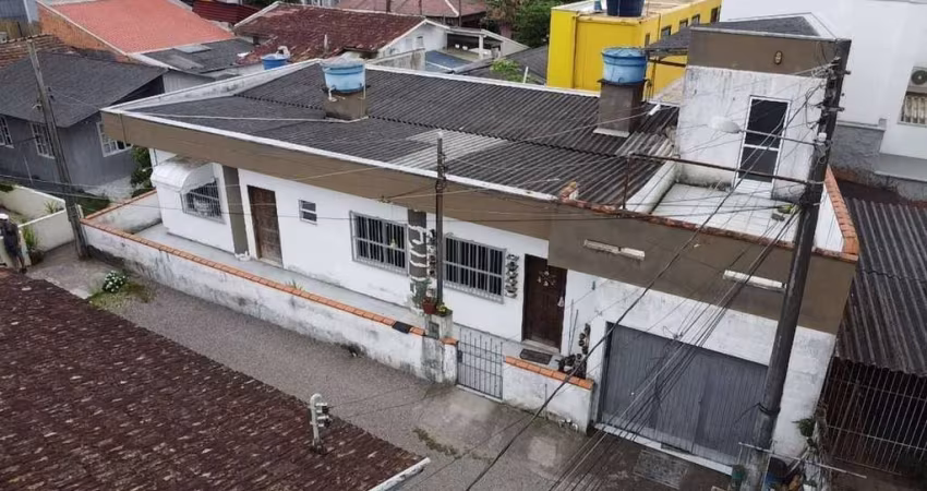 Excelente Casa no Centro proximo ao Mercado Angeloni