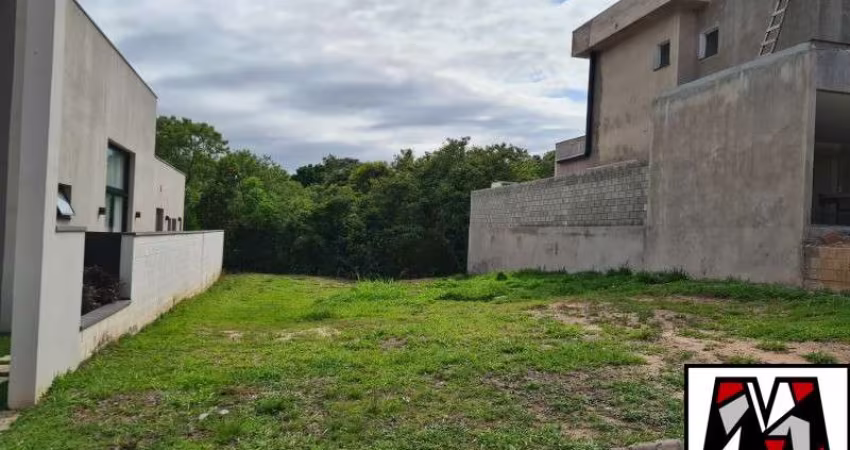 Lote a venda no condomínio Bella Vitta medindo 300m2
