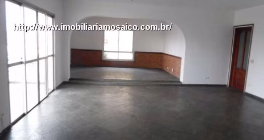 Amplo apartamento no centro, permuta