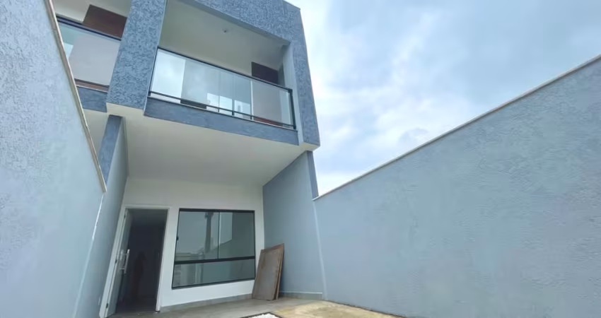 SOBRADO COM DUAS SUITES PERTINHO  DA PRAIA