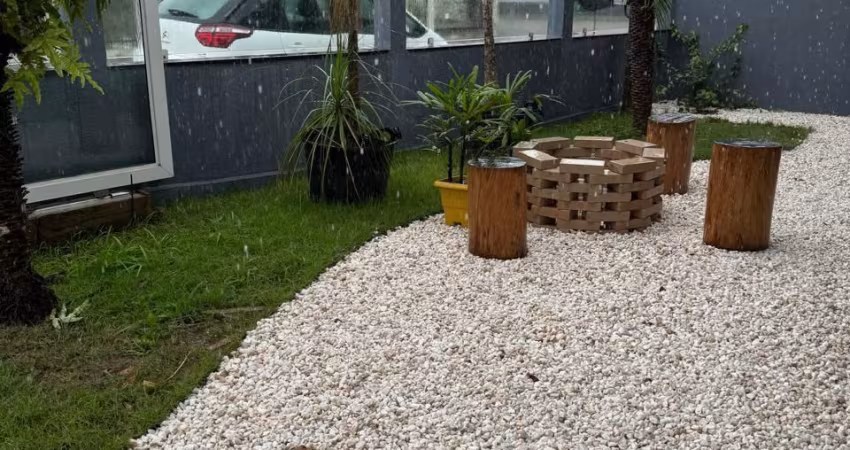 linda casa a 250 metros da praia no centro de Penha SC