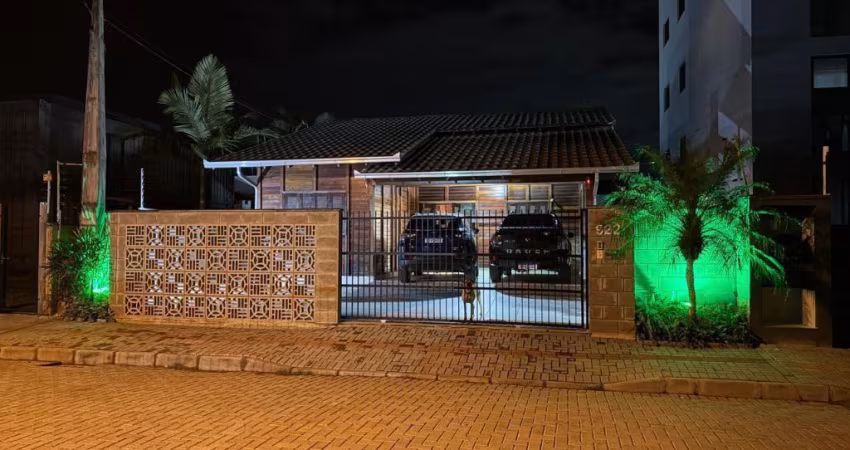 LINDA CASA PROXIMO A PRAIA COM TRES QUARTOS SENDO UMA SUITE
