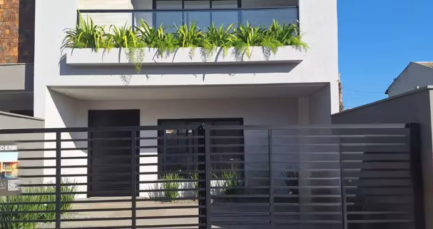 Lindo sobrado a poucos passos da praia com duas vagas amplas de garagem