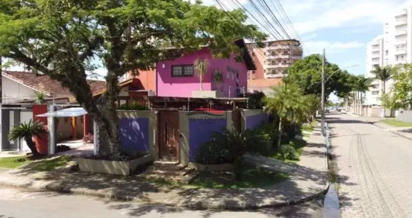 Sobrado à venda no bairro indaiá em caraguatatuba - com localização privilegiada.