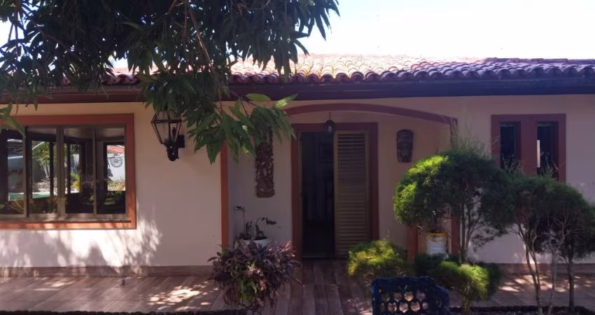 Casa antiga com duas piscinas e área para verde