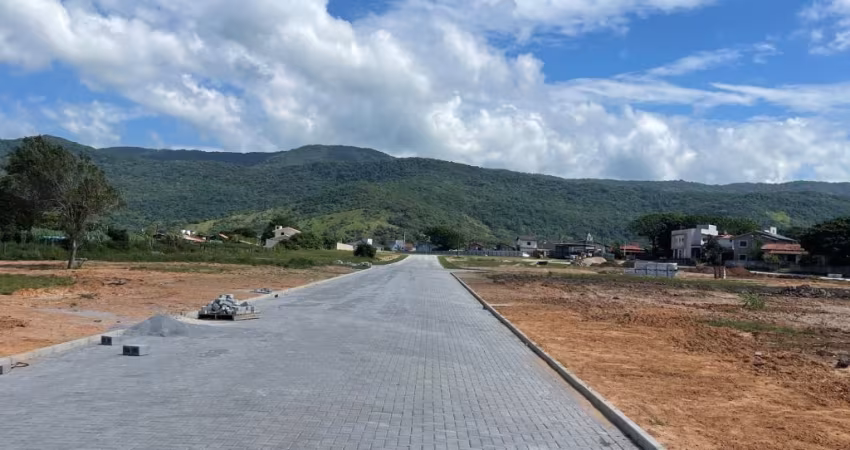 LINDO TERRENO COM VISTAS PARA A MONTANHA