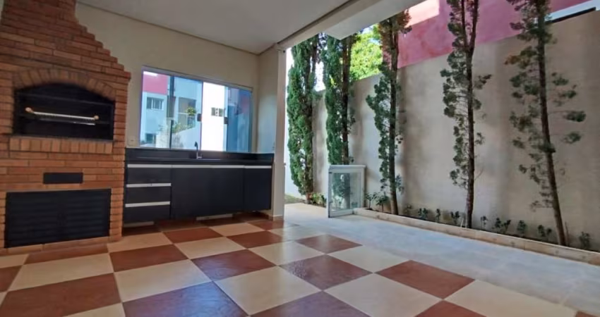 Casa 3 dormitórios para Locação em Atibaia, Chácaras Itapetininga, 3 dormitórios, 3 suítes, 4 banheiros, 2 vagas