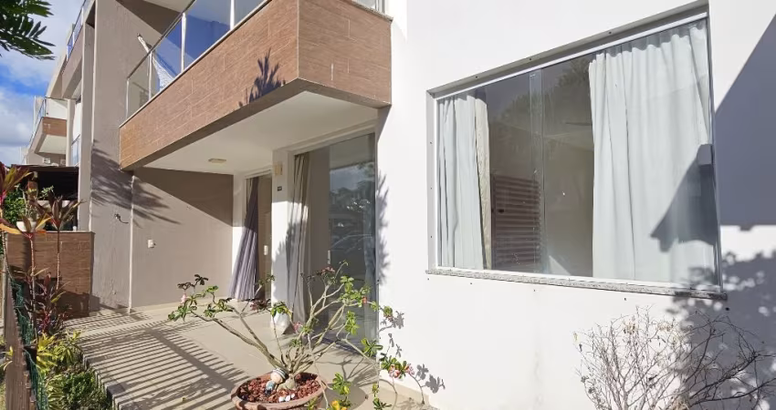 Apartamento térreo tipo Garden com três quartos e varanda em Buraquinho