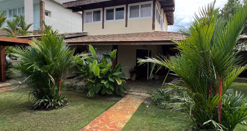 Linda casa com 6/4 seis quartos em condomínio Fechado Guarajuba Bahia