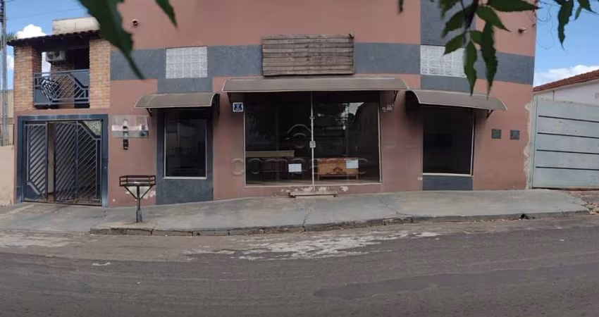 Casa com Comércio na frente no Centro de Monte Aprazível