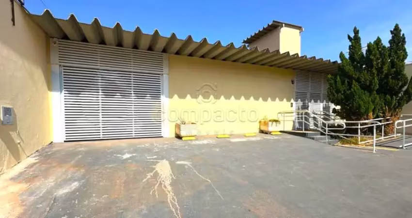 Ampla casa comercial com 03 quartos e 06 salas para locação