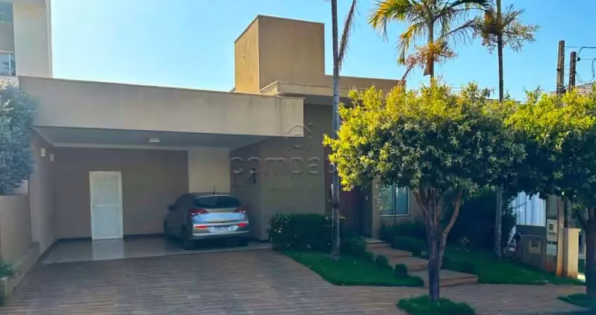 Linda e ampla casa em condomínio com 03 quartos e piscina