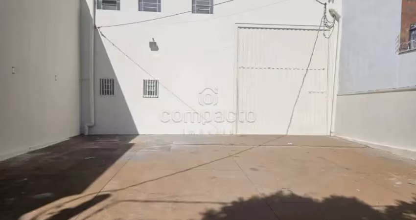 Barracão comercial medindo 410m² de área útil para locação.