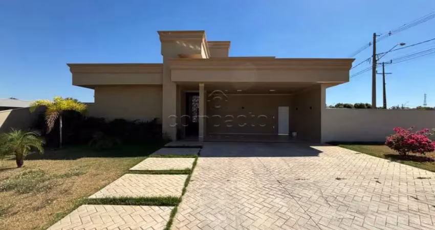 Casa térrea em condomínio com 3 dormitórios, varanda gourmet e piscina para alugar.