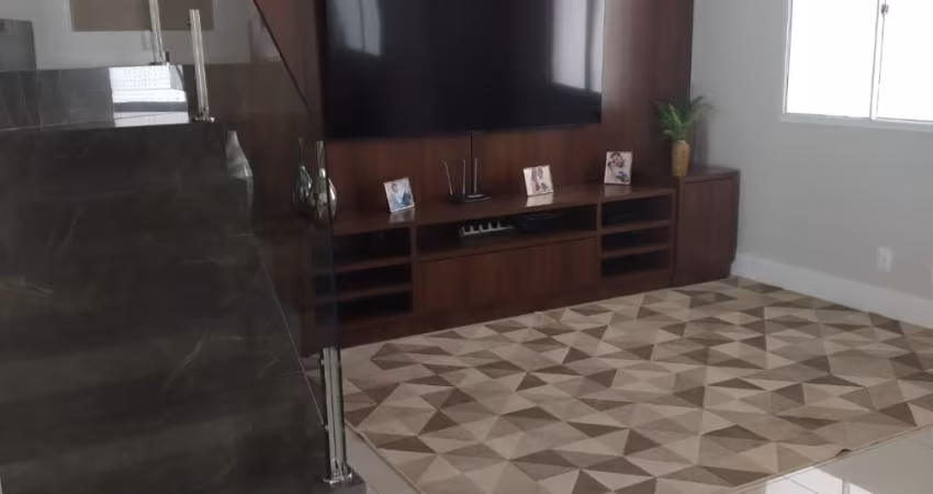 Sobrado reformado - sala integrada - espaço gourmet - 3 dormitorios sendo 1 suite - cozinha planejada - banheiros com box blindex e gabinetes - quintal - 3 vagas de garagens