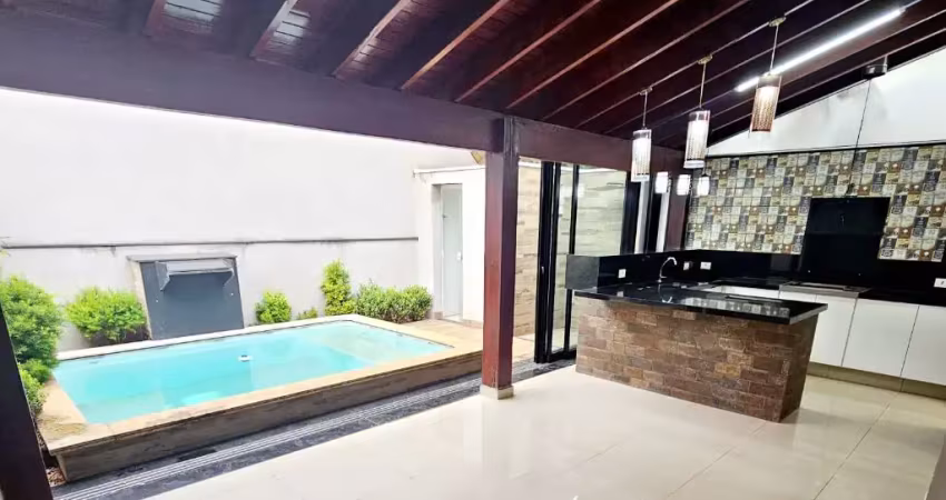 Excelente sobrado em condominio-todo reformado com material de 1ª qualidade- 3 dormitórios sendo 1 suite - cozinha planejada - area gourmet - piscina - repleta de armários - 2 vagas de garagens cobert