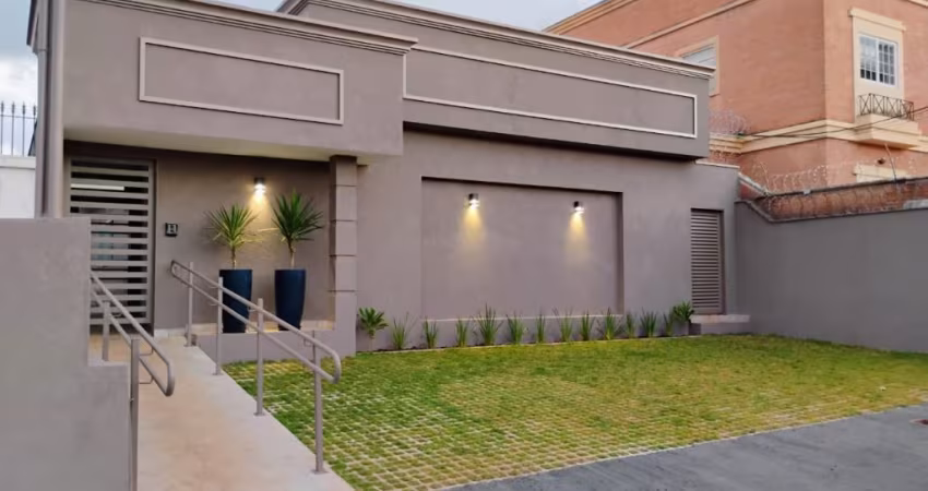 Maravilhosa casa Térrea-comercial estilo neo clássico- iluminação- totalmente reformada- contendo 05 salas - 6 banheiros - 4 vagas de garagem - recepção - rampa de acesso - entrada com portaria dupla.