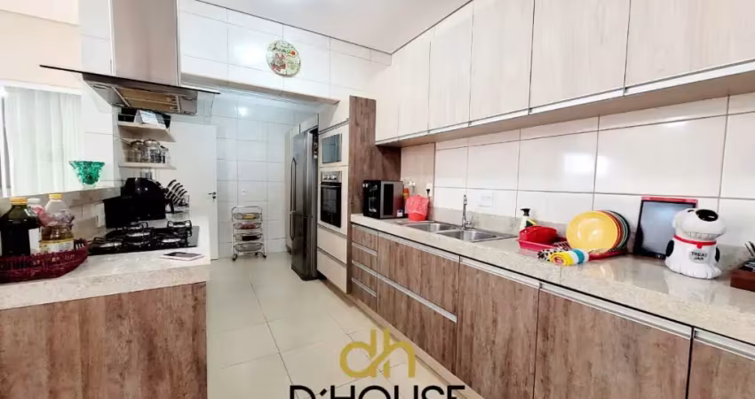 Sobrado sensacional no condominio evidence resort  totalmente reformado com acabamento impecável, rico em móveis planejados, ar condicionado, closet - 3 dormitórios sendo 1 suite com closet-slas integ