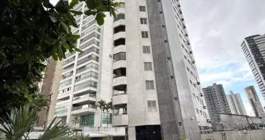 Apartamento com três suítes sendo uma master, Um Por andar.