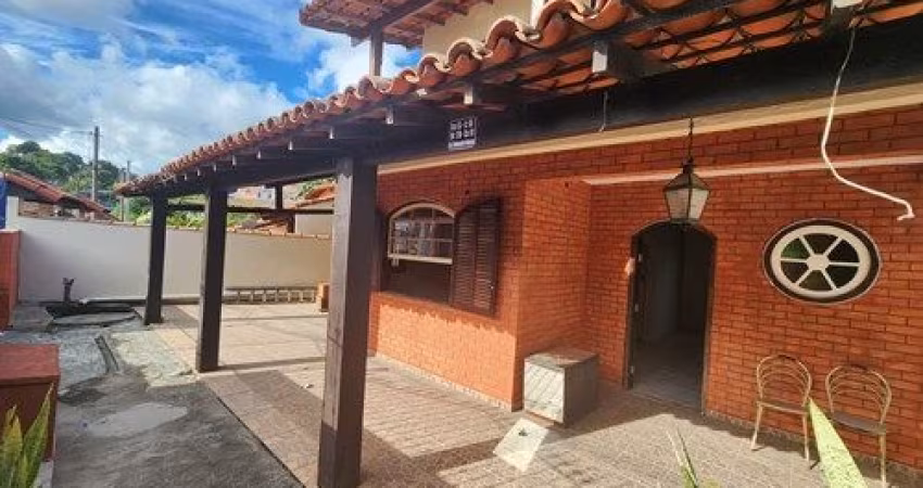 Casa duplex, três quartos, uma suíte, com piscina e gourmet...
