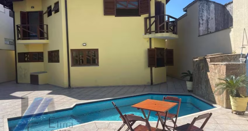 Ubatuba, Centro - Casa sobrado com 05 suítes e area de lazer.