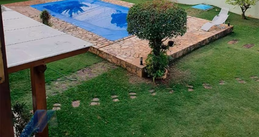 Ubatuba, Itaguá - Casa sobrado em bairro nobre de com 03 suítes e área de lazer.
