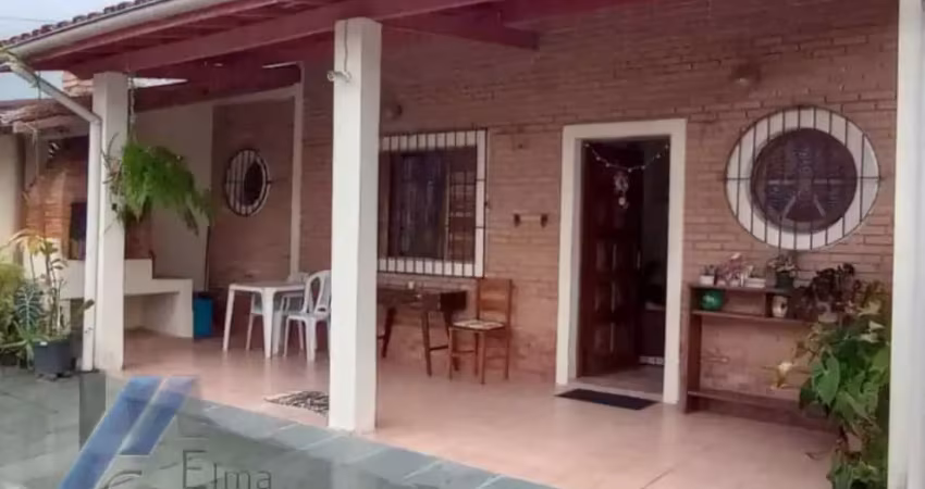 Ubatuba, pereque açu- casa com 02 quartos sendo 01 suite e edicula independente.