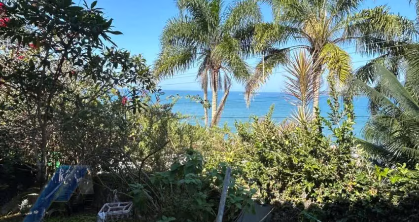 Ubatuba, Ponta das Toninhas - Casa bem localizada com vista total para mar e praia, terreno com 760 m2.