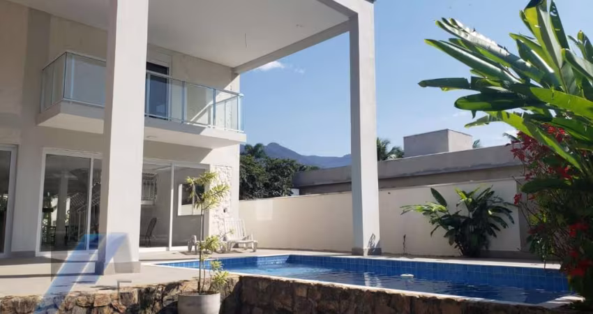 Ubatuba, Horto - Con. Villa Verde, Belíssima casa com 04 dormitórios sendo 01 suíte e área de lazer.