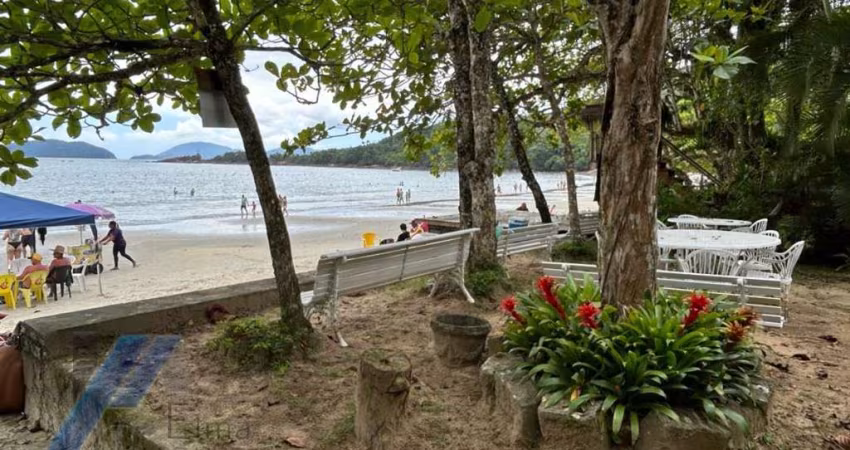 Ubatuba, Praia da Fortaleza - Casa alto padrão, com terreno de 3.031 m2, com 03 casas.
