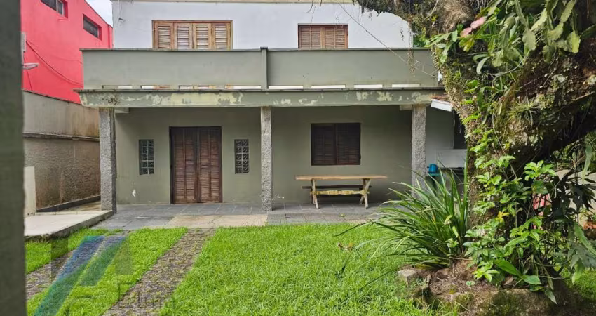 Ubatuba, Itagua - Casa sobrado bem localozado com 04 dormitórios a 100 metros do mar.